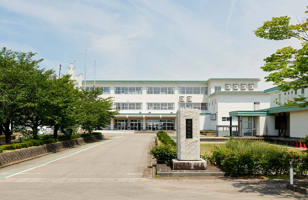 美郷町立仙南小学校外観02